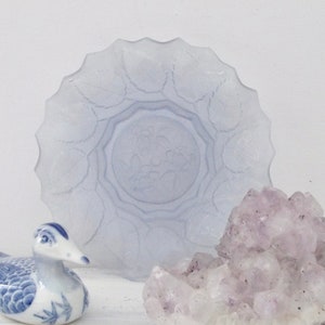 Vintage blassblaue Milchglasplatte mit Rosenmuster, Made in England