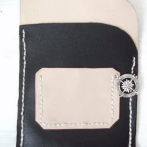 Porte-passeport et carte en cuir bordeaux et noir. Porte-passeport minimaliste fait main