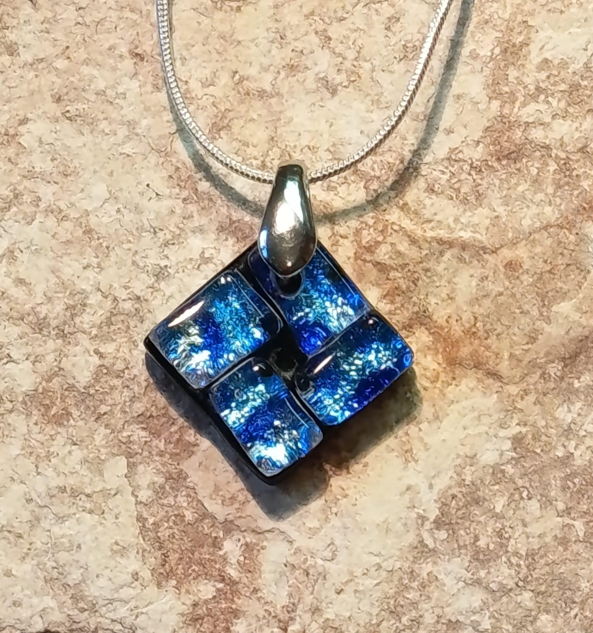 ブルーダイクロイックガラスペンダント - ハンドメイドフューズド