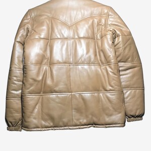 K&ouml;nnte beinhalten: Hellbraune Lederjacke mit Steppdesign. Die Jacke hat einen klassischen Kragen und eine Knopfleiste. Die &Auml;rmel haben elastische B&uuml;ndchen. Der R&uuml;cken der Jacke hat einen dekorativen Einsatz.