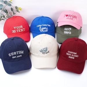 Puede incluir: Una colección de gorras de béisbol en varios colores, como rojo, azul y rosa. Cada gorra presenta texto bordado o un diseño, como "Your 3D Text" y "I love Mom". Las gorras son un accesorio casual.