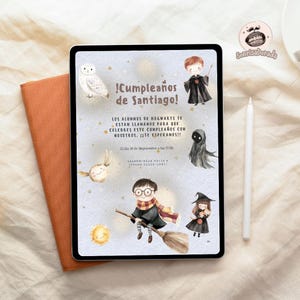 Puede incluir: Una invitación digital para una fiesta de cumpleaños con temática de Harry Potter. La invitación presenta ilustraciones de personajes, un búho y el texto "Cumpleaños de Santiago!". Un lápiz óptico blanco y un cuaderno naranja están junto a la tableta.