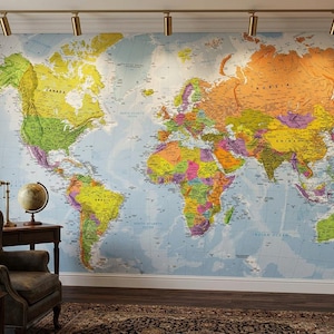 Puede incluir: Un mural de pared a gran escala que presenta un mapa mundial detallado con continentes vibrantes y multicolores sobre un fondo de océano azul claro. El mapa muestra fronteras políticas, nombres de países y características geográficas.