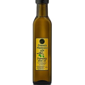 Può includere: Una bottiglia di vetro marrone di olio d'oliva nazionale con tappo nero. L'etichetta recita "Domaće Maslinovo ulje" e "Domestic olive oil" con una grafica di olive. La bottiglia contiene 0,25 L di olio.