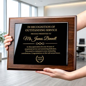 Könnte beinhalten: Eine rechteckige Auszeichnungstafel aus Holz mit einer schwarzen Mittelplatte und goldenem Text: IN RECOGNITION OF OUTSTANDING SERVICE, PROUDLY PRESENTED TO Mr. James Bennell, gefolgt von einer Dankesbotschaft und einem Logo-Platzhalter.