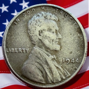 Puede incluir: Un letrero de madera hecho a mano con el texto "Welcome" en un estilo manuscrito. El letrero está pintado de blanco con un acabado envejecido, y una pequeña hoja verde está adherida en la parte superior. El letrero mide aproximadamente 30 cm de ancho.