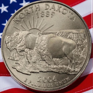 Moeda de 25 centavos de dólar do estado de Dakota do Norte, cunhada em 2006 pela Casa da Moeda dos EUA, com a imagem do bisão-da-pradaria.