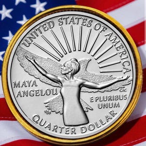 Può includere: Una moneta da un quarto di dollaro d'argento con bordo dorato, raffigurante Maya Angelou con le braccia tese. La moneta è ambientata sullo sfondo della bandiera americana. La moneta è incisa con "United States of America", "Maya Angelou", "E Pluribus Unum" e "Quarter Dollar".
