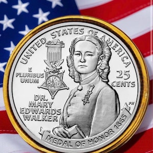 Puede incluir: Una moneda de plata y oro con la Dra. Mary Edwards Walker, galardonada con la Medalla de Honor, con el texto "United States of America" y "25 Cents". La moneda está sobre un fondo de la bandera estadounidense.
