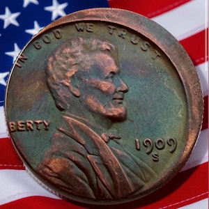 Op de afbeelding: Een witte keramische mok met een zwart handvat en de tekst "But First, Coffee" in een zwarte, vette letter. De mok staat op een wit oppervlak.