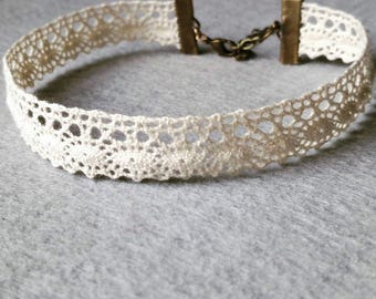 Gargantilla de encaje blanco