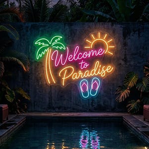 Könnte beinhalten: Ein Neonschild an einer dunklen Wand mit einer grünen Palme, einer gelben Sonne und blauen Flip-Flops sowie dem rosa und gelben Schriftzug Welcome to Paradise. Das Schild spiegelt sich nachts im Wasser eines Swimmingpools mit Palmen.