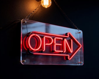 Letrero de neón personalizado "ABIERTO" con flecha – Letrero LED de horario comercial para tienda de artículos psíquicos