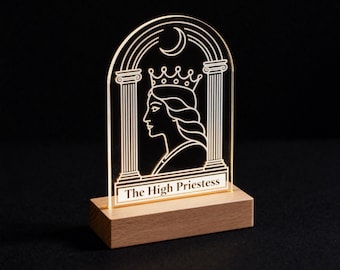 Lámpara de noche personalizada "La Suma Sacerdotisa" con base de madera y LED RGB.