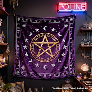 Pode incluir: Uma tapeçaria de veludo roxo escuro com um pentagrama dourado, luas crescentes e estrelas. A tapeçaria tem uma borda com símbolos e texto. A palavra "POLINE" está em néon acima da tapeçaria. O texto "Tarot Neon | Witchy Decor | Spiritual Shop" está na parte inferior.