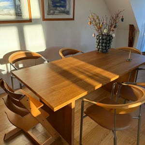Mesa de jantar moderna de meados do século XX — Carvalho maciço, feita à mão na Europa.