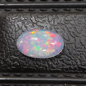 Cabochon di opale etiope naturale, opale multi-fuoco di grado AA, ovale, 1,5 ct.