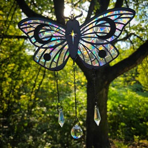 Motte Schmetterling Sonnenfänger mit Mond und Sternen | Witchy Fenster Dekoration für Lichteflektionen | 3D-gedruckt und handverziert