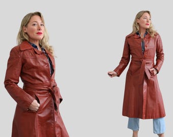 Bruine leren vintage trenchcoat uit de jaren 70: lange overjas met riem