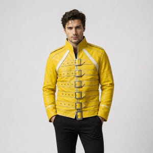 Legendäre gelbe Rockstar-Jacke aus Kunstleder mit Gürtel | Handgefertigtes Bühnenoutfit im Stil der 80er-Jahre-Musiklegende