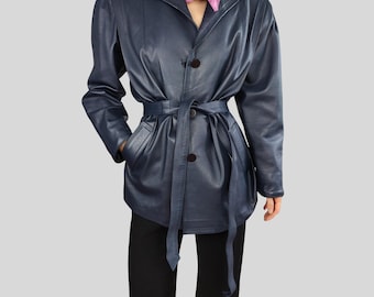 Kurzmantel aus echtem Leder für Damen: Blaue Schaffelljacke mit Gürtel
