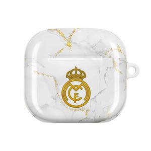 Könnte beinhalten: Weiße AirPod-Hülle mit Marmormuster, goldenen Akzenten und einem goldenen Emblem. Das Emblem zeigt eine Krone über einem kreisförmigen Design mit den Buchstaben "MCF". Die Hülle hat eine Schlaufe zum Anbringen an einem Schlüsselanhänger.