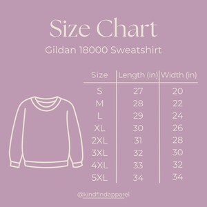 K&ouml;nnte beinhalten: Eine Gr&ouml;&szlig;entabelle f&uuml;r ein Gildan 18000 Sweatshirt, mit Ma&szlig;en in Zoll. Die Tabelle enth&auml;lt die Gr&ouml;&szlig;en S bis 5XL mit den entsprechenden L&auml;ngen und Breiten. Das Bild zeigt auch eine Strichzeichnung eines Sweatshirts.