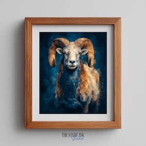 Op de afbeelding: Een ingelijste kunstdruk met een gedetailleerde illustratie van een ram met grote, gebogen hoorns. De ram heeft een witte kop en bruine vacht, tegen een donkerblauwe, getextureerde achtergrond. De houten lijst voegt een rustieke touch toe. Logo The Static Ink Studio.