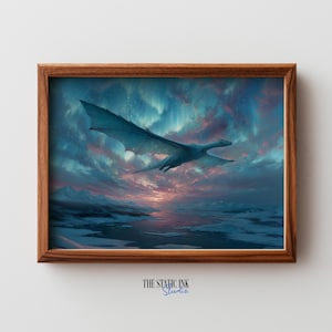 Può includere: Stampa incorniciata con una scena fantasy di un drago che vola in un cielo pieno di aurora boreale. Il drago è di colore azzurro chiaro e il cielo ha sfumature di blu, viola e rosa. Il testo "THE STATIC INK Studio" è in basso.