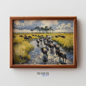 Può includere: Una stampa artistica incorniciata raffigurante un branco di gnu che attraversa un fiume. L'opera presenta un paesaggio vibrante con erbe gialle, acqua blu e un cielo nuvoloso. La cornice è in legno.