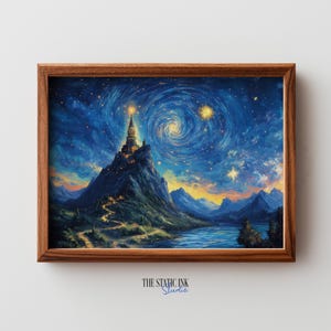 Pode incluir: Uma impressão de arte emoldurada retrata uma cena noturna estrelada com um castelo no topo de uma montanha. A obra de arte apresenta um céu azul e amarelo rodopiante, um caminho sinuoso e um corpo de água. A moldura é de madeira castanha. O texto "THE STATIC INK Studio" está na parte inferior.