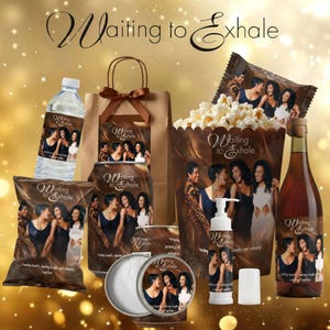 以下が含まれることがあります： 「Waiting to Exhale」のテキストと女性の画像が特徴の、水筒、ポップコーン、ワインボトルなど、テーマ別の製品コレクション。アイテムは金色の背景に配置されています。