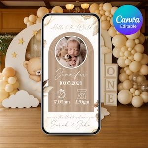 Op de afbeelding: Digitale geboorteaankondiging op een smartphonescherm. Het ontwerp toont een foto van een baby met een teddybeer, de naam "Jennifer", datum, tijd en gewicht (320g). De tekst "Hello to the World" en "Sarah & John" zijn ook opgenomen.