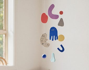 Hangende decoratie voor een kinderkamer - kinetische mobiel - kraamcadeau