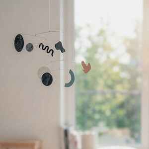 Système solaire suspendu | Attrape-soleil planète minimaliste, décoration Slow Living - Mobile cinétique abstrait image 1