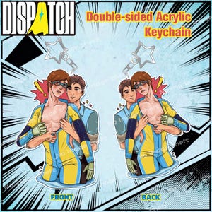 Könnte beinhalten: Doppelseitiger Acryl-Schlüsselanhänger mit einer Cartoon-Illustration von zwei Männern. Einer trägt einen gelb-blauen Overall, der andere ein hellblaues Hemd. Der Schlüsselanhänger hat eine sternförmige Spitze.