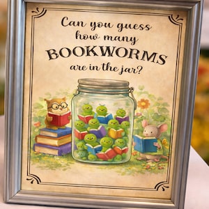Pode incluir: Ilustração emoldurada com o texto "Can you guess how many BOOKWORMS are in the jar?" A imagem apresenta uma coruja e um rato lendo livros, e um frasco cheio de bichos-de-livro verdes. O fundo tem flores e grama.