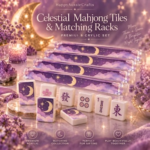 Può includere: Un set di tessere Mahjong e supporti abbinati con un tema celeste caratterizzato da nuvole viola, stelle e lune crescenti. Le tessere mostrano vari simboli e illustrazioni, mentre i supporti in acrilico trasparente presentano un motivo notturno.