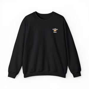 Sudadera unisex de cuello redondo y mezcla pesada Cozy Heavy Blend™: perfecta para días informales, regalo para amigos, ropa informal y estilo otoño-invierno.