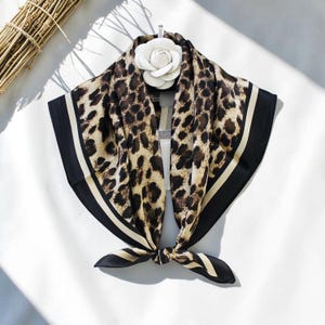 Sciarpa di seta con stampa leopardata 53 x 53 cm/Elegante fascia per capelli/Hijab quadrato per donna