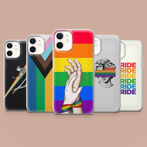 Puede incluir: Se muestran cinco fundas para teléfono con varios diseños. Una funda presenta una bandera del arcoíris, otra un esqueleto con una estela de arcoíris y una tercera manos con una pulsera del arcoíris. Las otras dos fundas tienen una estatua con un arcoíris y la palabra "RIDE".