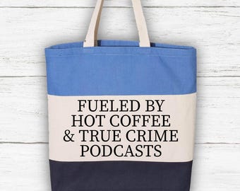 Tragetasche mit dem Aufdruck „Hot Coffee True Crime Podcast“, dreifarbiges Buchladen-Design. C51