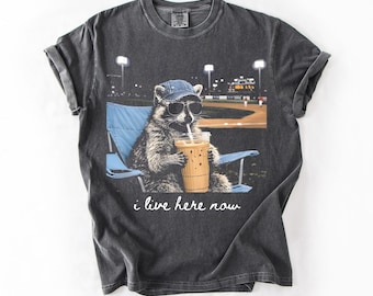 Camiseta Comfort Colors Mapache Vivo Aquí Ahora, Camiseta Mapache Tomando Café Helado, Camiseta Campo de Béisbol Oscuro, Campo de Béisbol, Camiseta Mamá de Béisbol