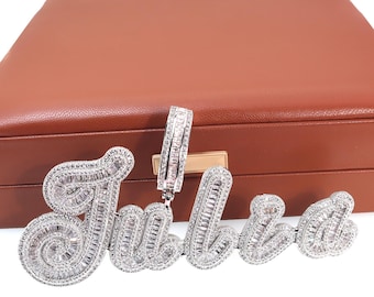 Collier plaque signalétique monogramme lettres cursives personnalisé, chaîne nominative glacée pour cadeau d'anniversaire d'elle, bijoux bling-bling diamant CZ pour femme