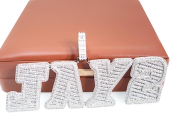 Collier plaque signalétique hip hop extrêmement scintillant, pendentif personnalisé grandes lettres glacées avec diamant baguette CZ, cadeau pour homme et femme