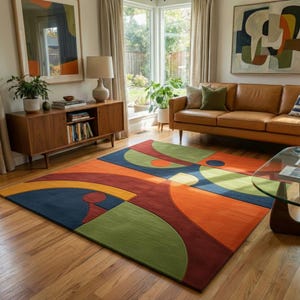 Puede incluir: Una colorida alfombra con un diseño geométrico abstracto. La alfombra presenta una combinación de formas azules, verdes, naranjas, rojas y amarillas. Está colocada sobre un suelo de madera en un salón.