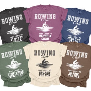 Peut inclure: Six t-shirts à manches courtes de différentes couleurs, dont noir, violet et bleu. Chaque chemise présente le texte "ROWING Crew" au-dessus d'un graphique d'un rameur et d'un bateau, avec des phrases humoristiques.