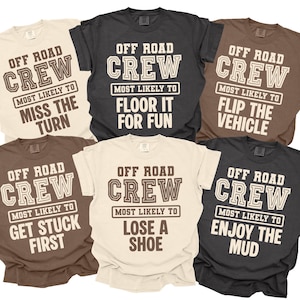 Peut inclure: Six t-shirts à manches courtes de différentes couleurs, chacune avec le texte "OFF ROAD CREW" et une accroche humoristique différente : "Miss the Turn", "Floor It For Fun", "Flip the Vehicle", "Get Stuck First", "Lose a Shoe" et "Enjoy the Mud".