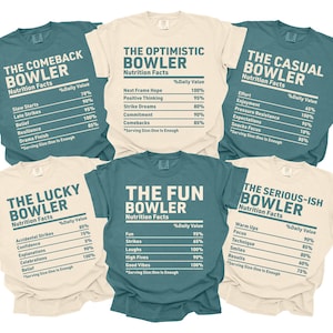 Puede incluir: Una colección de seis camisetas de manga corta en colores crema y azul cerceta, cada una con un gráfico de etiqueta de información nutricional con títulos de bolos como The Comeback Bowler, The Optimistic Bowler y The Fun Bowler con texto.