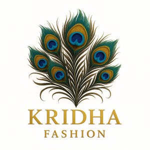 K&ouml;nnte beinhalten: Ein Logo mit einem stilisierten Pfauenfedermotiv in T&uuml;rkis, Gold und Blau. Der Text "KRIDHA FASHION" ist in goldfarbenen Buchstaben darunter auf einem wei&szlig;en Hintergrund dargestellt. F&uuml;r eine Modemarke.